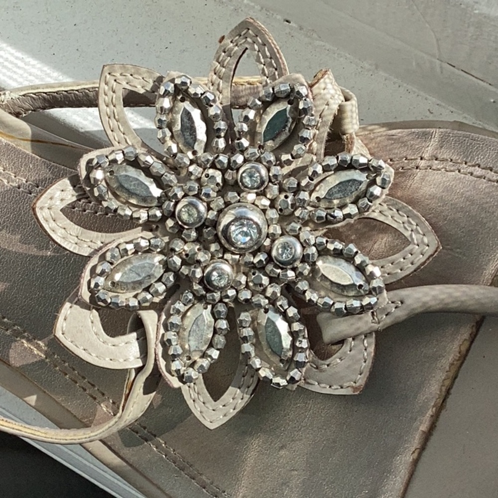 Impo Women's Metallic Sandals with Floral Accent size 10 - Picture 2 of 5